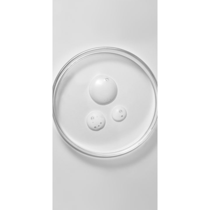 Babor DOC Itch Relief Serum 30 ml lugnande hudvård med tre klara droppar i en petriskål av glas.