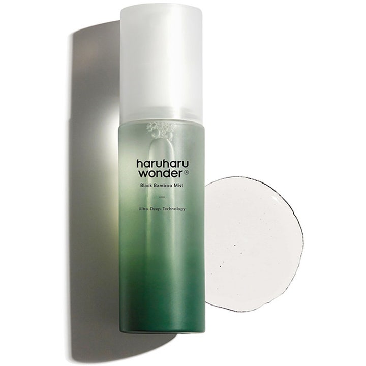 haruharu wonder Black Bamboo Mist 80 ml ansiktsmist i grön tonad flaska med genomskinlig textur.