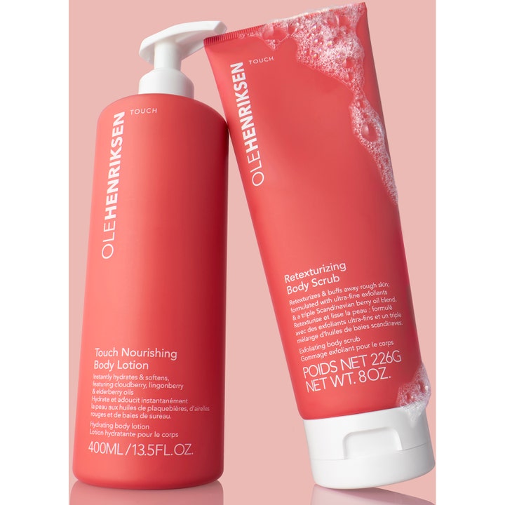 Ole Henriksen Touch Retexturizing Body Scrub Jumbo 240 g kroppsskrubb med bärolja i korallröd tub och vit pumpflaska