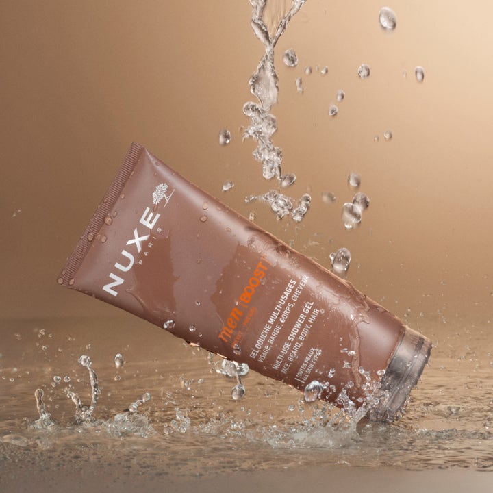 Nuxe Men Multi Shower Gel 200 ml rengörande duschtvål i brun tub omgiven av friska vattenstänk och droppar