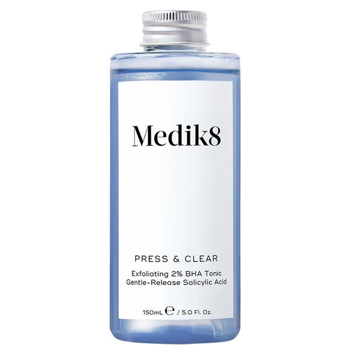 Medik8 Press & Clear 150ml BHA exfolierande toner mot orenheter i en genomskinlig blåtonad flaska med silverkork