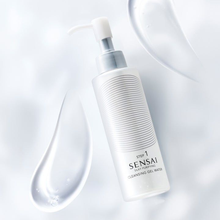 Sensai Silky Purifying Cleansing Gel Water 150 ml ansiktsrengöring med vit pumpflaska och klar geltextur
