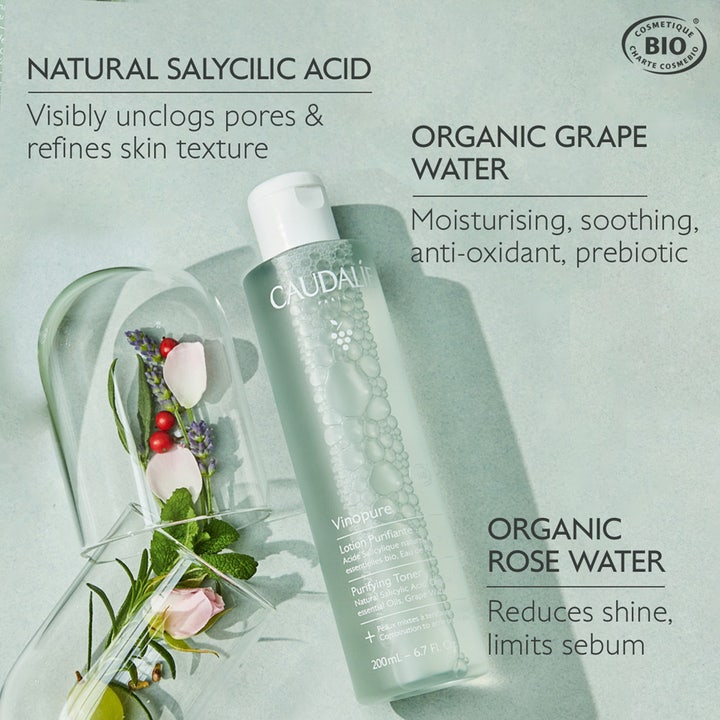 Caudalie Vinopure Purifying Toner 200 ml akne toner med ekologisk salicylsyra hudvård intill örter och blommor.