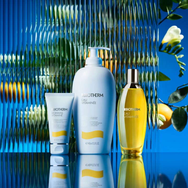 Biotherm Biomains Vitaminé 50 ml handkräm i en somrig miljö med citrus och blommor ger fuktgivande nagelvård.