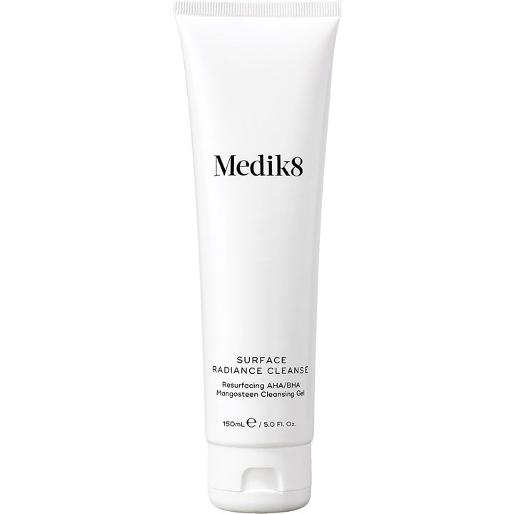 Medik8 Surface Radiance Cleanse 150 ml exfolierande rengöringsgel i vit tub ger lyster genom Medik8 djuprengöring.