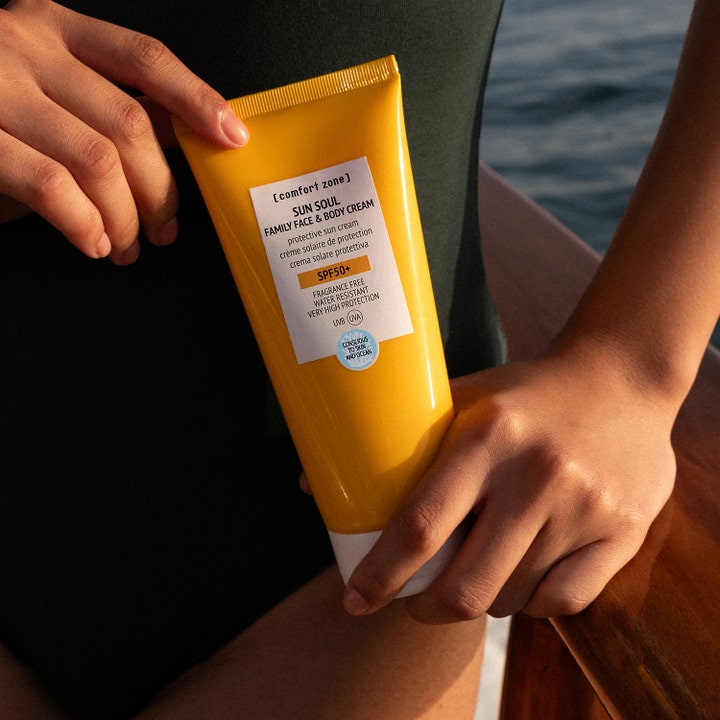 Comfort Zone Sun Soul Family Face & Body Cream 200 ml vattentålig solkräm spf50 i gul tub som hålls vid havet