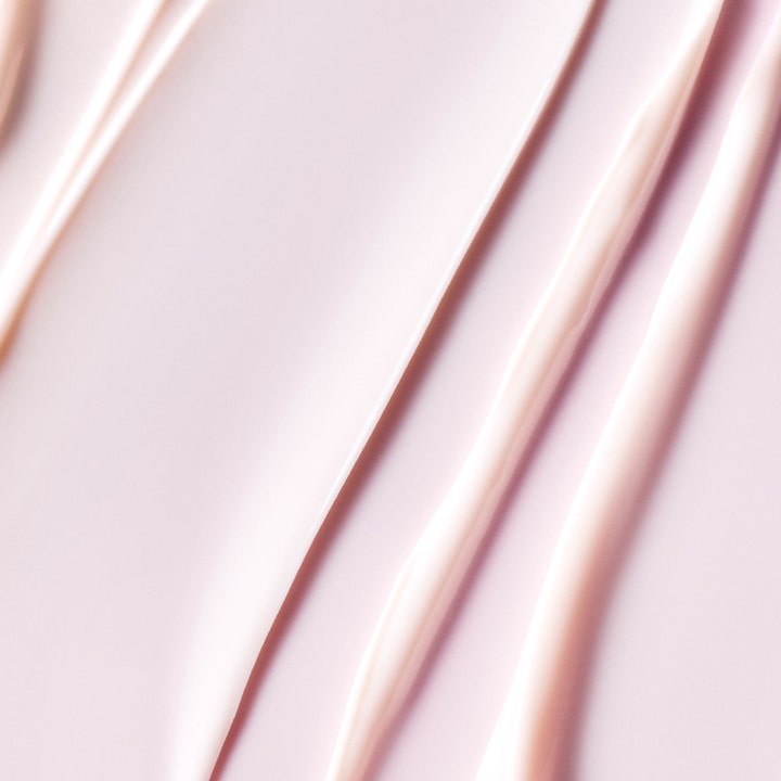 Estée Lauder Resilience Multi-Effect 50 ml antiåldrande ansiktskräm med peptid i en lyxig ljusrosa krämig textur.