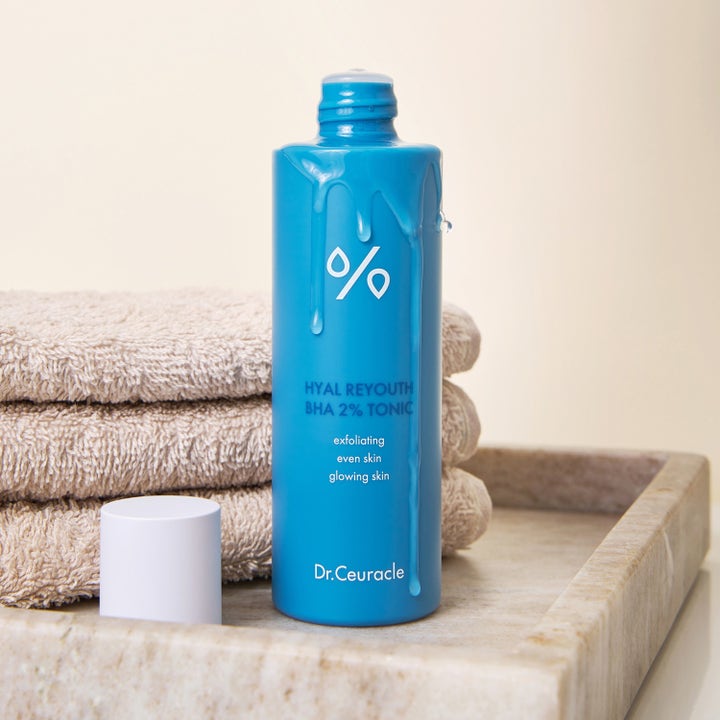 Dr. Ceuracle Hyal Reyouth BHA 2% Tonic 100 ml exfolierande toner ger jämn hud i blå flaska med droppande gel.