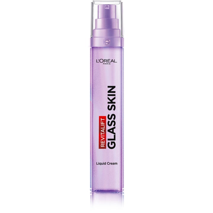 L'Oréal Paris Revitalift Glass Skin lystergivande ansiktskräm i en smal lila pumpflaska med ett genomskinligt lock.