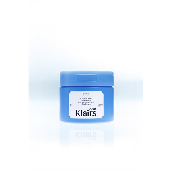 Klairs EGF Blue Calming Toner Pad 60 st lugnande ansiktsvatten i en blå plastburk med svalkande Guaiazulene