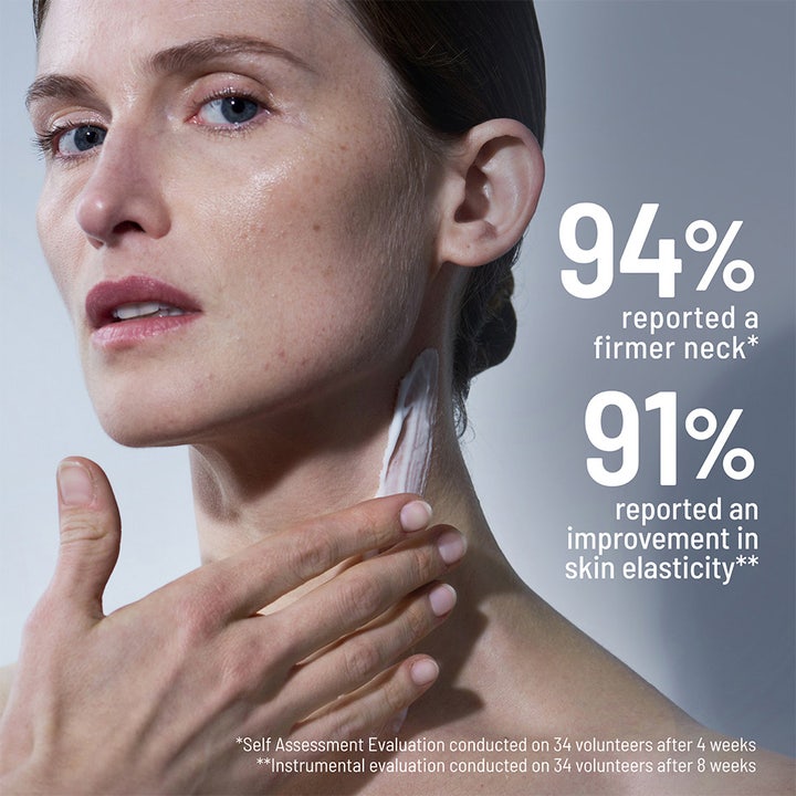 Dr Brandt Neck Tightening Cream 50 g nackkräm för nackuppstramning som ger fastare hud appliceras på halsen av en kvinna.