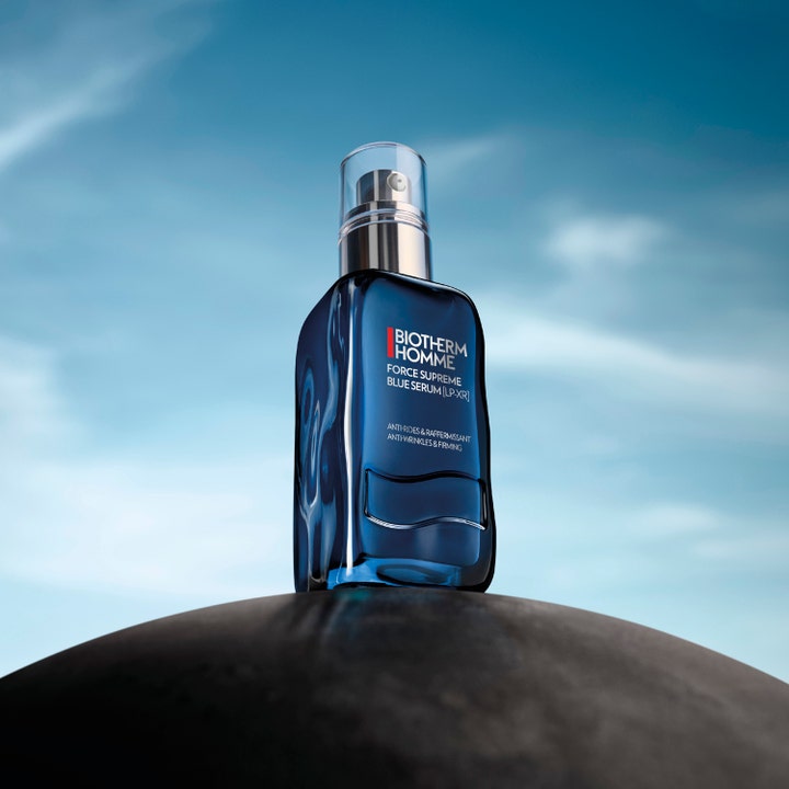 Biotherm Homme Force Supreme Blue Serum 60 ml uppstramande återfuktande serum i blå glasflaska mot blå himmel