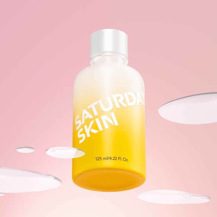Saturday Skin Yuzu Vitamin C Brightening Toner 125 ml ger lyster i en gulvit frostad flaska med svävande droppar