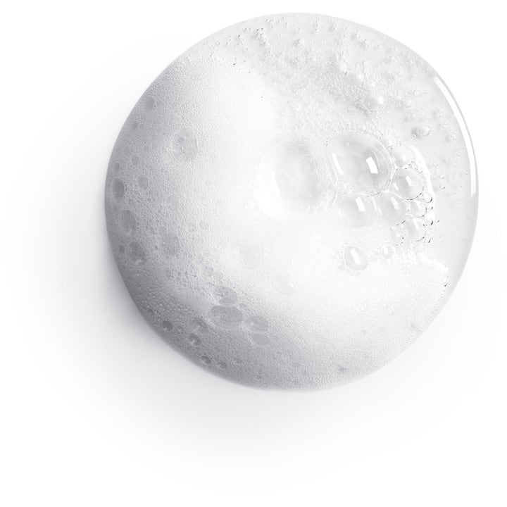 L'Oréal Paris Men Expert Hydra Energetic Vitamin C Cleanser 260 ml ansiktsrengöring visar ett vitt luftigt och bubbligt lödder