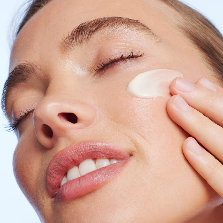 Nuxe Merveillance Lift Exceptional Cream 75 ml lyftande ansiktskräm som appliceras på kinden för en fastare hud