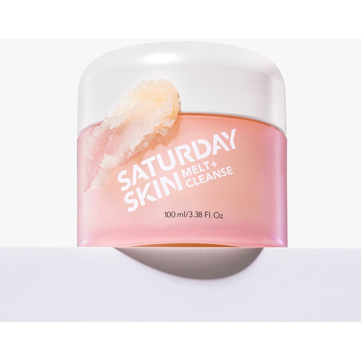 Saturday Skin Melt + Cleanse 100 ml ansiktsrengöring i rosa burk med krämigt balm på utsidan.