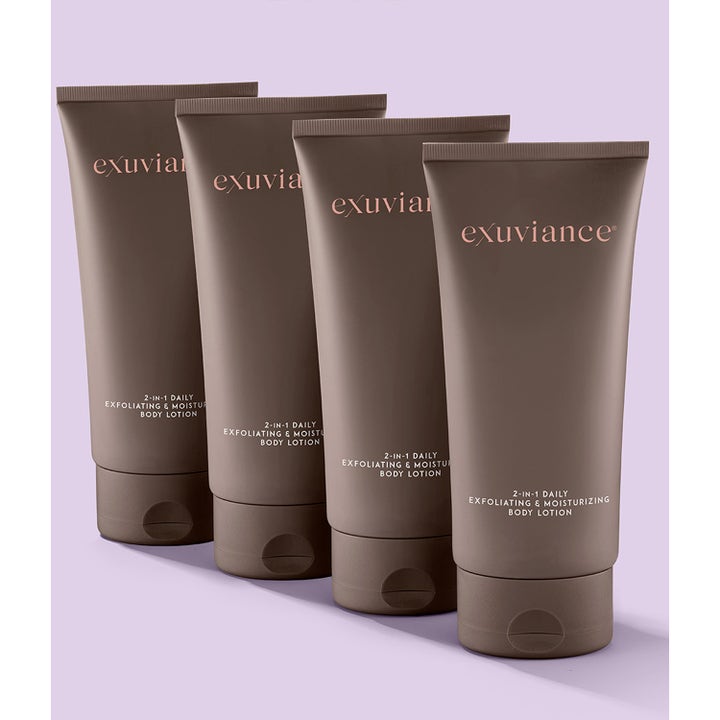 Exuviance 2 in 1 Daily Exfoliating Body Lotion 177 ml 2-i-1 återfuktande bodylotion i fyra bruna tuber på lila fond.