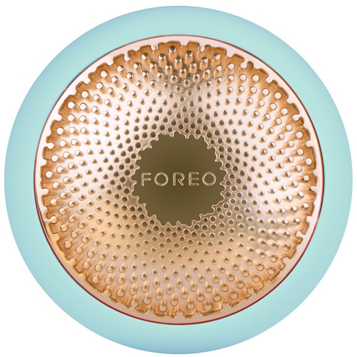 FOREO UFO 2 beautytech maskenhet för lyxig foreo ansiktsbehandling i ljusblå silikon med räfflad guldplatta.