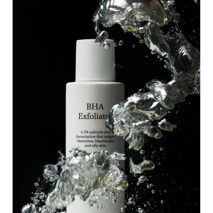 Jorgobé BHA Exfoliator 150 ml salicylsyra peeling i vit flaska omgiven av sprudlande vattenbubblor