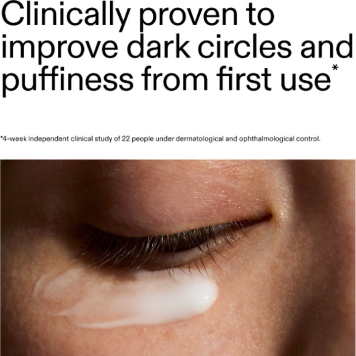The INKEY List Caffeine Eye Cream 15 ml koffein ögonkräm mot trötta ögon med vit kräm applicerad under ett stängt öga