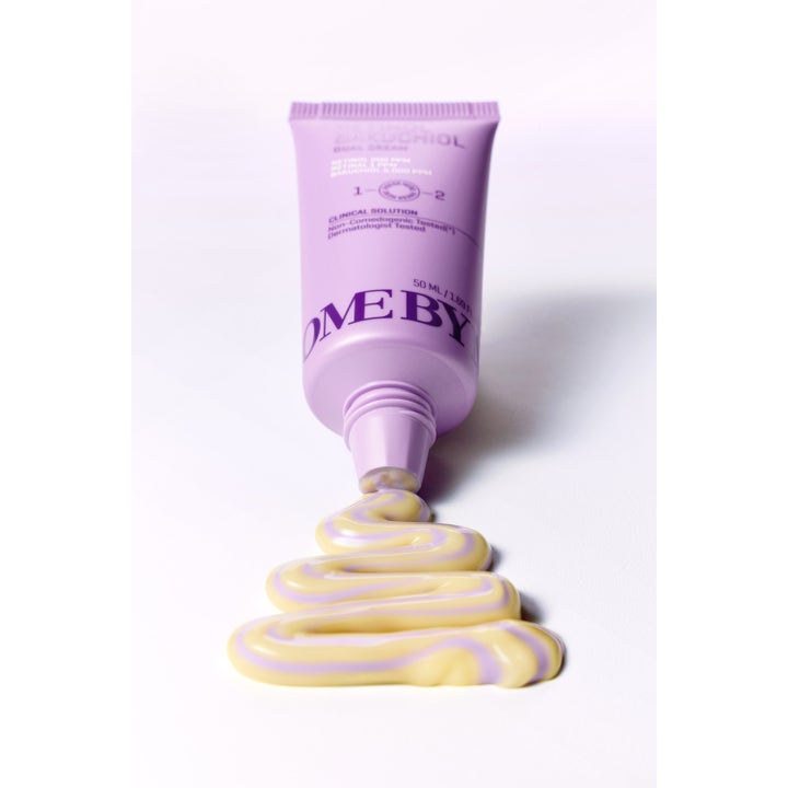 Some By Mi Retinol Bakuchiol Dual Cream 50 ml nattkräm med lila och gul textur som trycks ut ur tuben