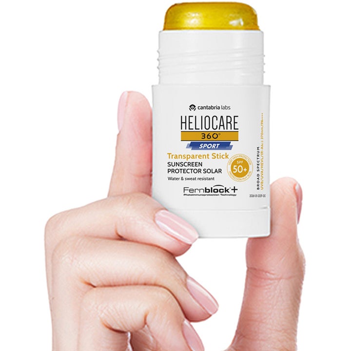 Heliocare Sport Stick SPF 50+ 25 g vattenresistent heliocare solstift spf 50 med gul formula som hålls i en hand.