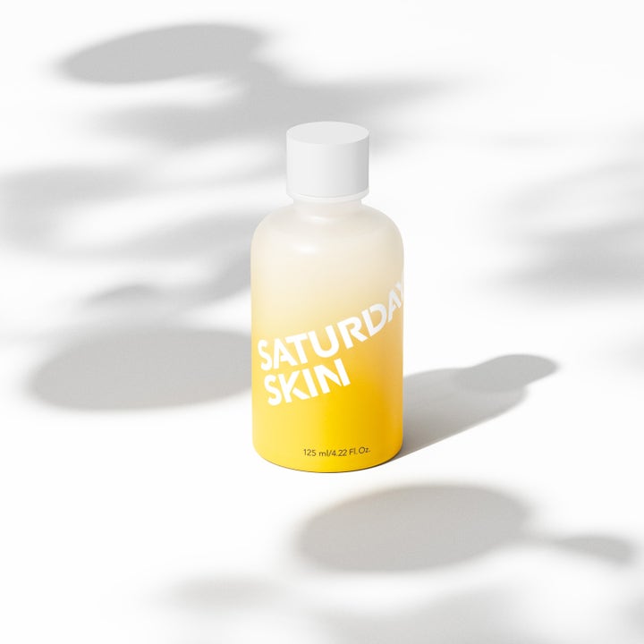 Saturday Skin Yuzu Vitamin C Brightening Toner 125 ml lystergivande toner i frostad flaska med gul gradient och vitt lock