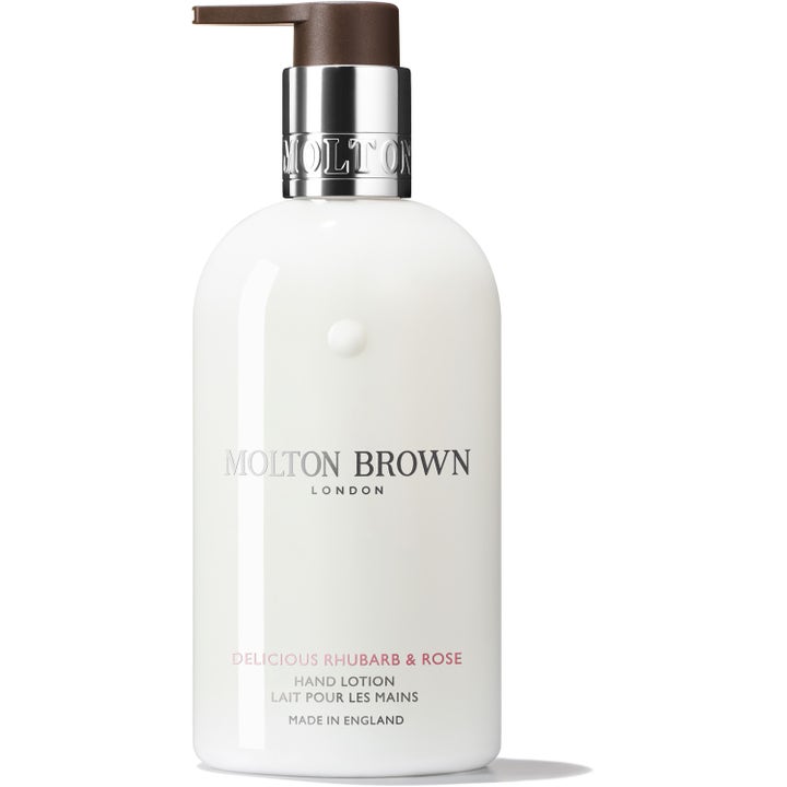 Molton Brown Delicious Rhubarb &amp; Rose 300ml intensivt återfuktande handlotion i vit flaska med elegant silverpump.