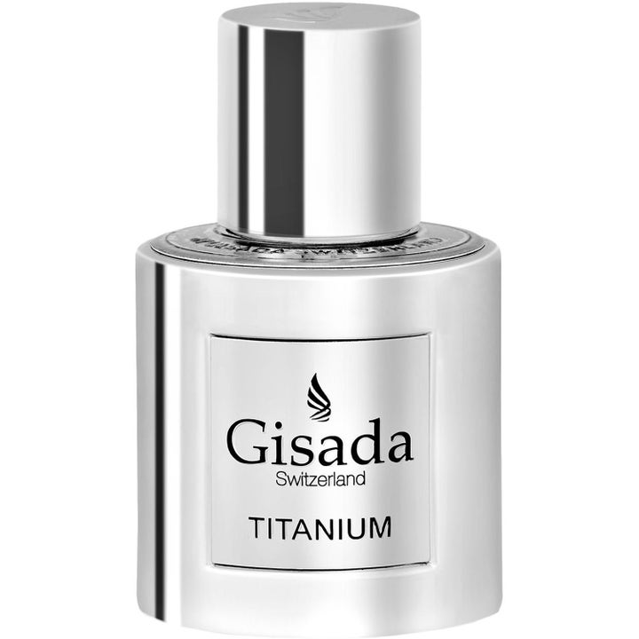 Gisada Titanium Eau de Parfum 50 ml herrparfym i en cylindrisk silverfärgad flaska med matchande lock