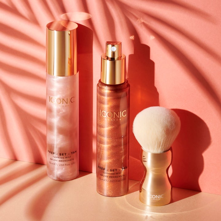 ICONIC London Prep Set Tan Tanning Mist 75 ml brun utan sol spray ger lyster visas med borste i somrig palmbladsskugga.