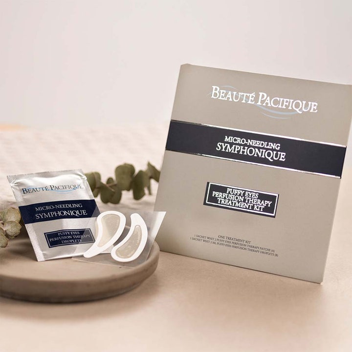 Beauté Pacifique Symphonique Microneedling Eye Patches 1 st ögonmask mot svullnad med grå förpackning och vita patches