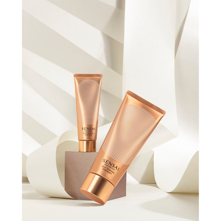 Sensai Silky Bronze Self Tanning For Face 50 ml ansiktsbrunare i bronsfärgad tub mot vit böljande bakgrund