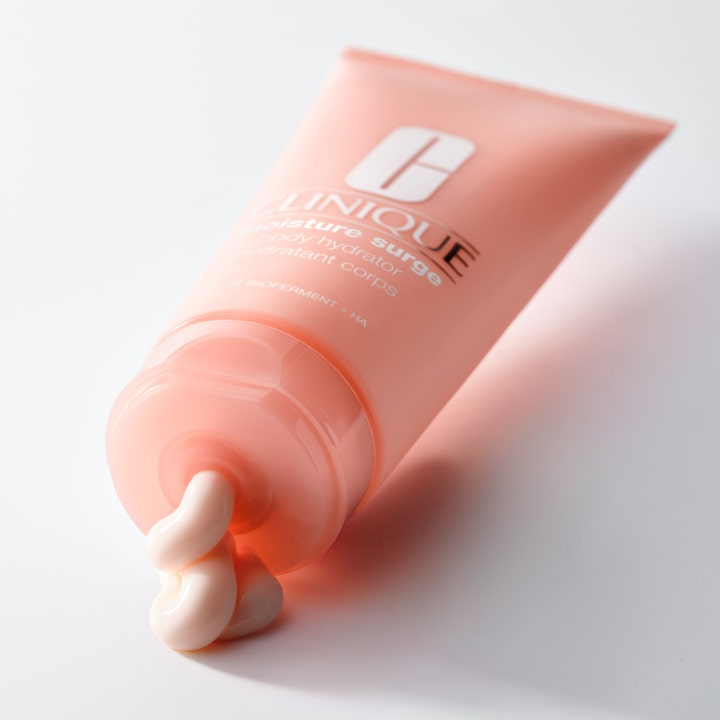 Clinique Moisture Surge Body Hydrator 200 ml aloe kroppskräm återfuktande i persikofärgad tub med krämig textur