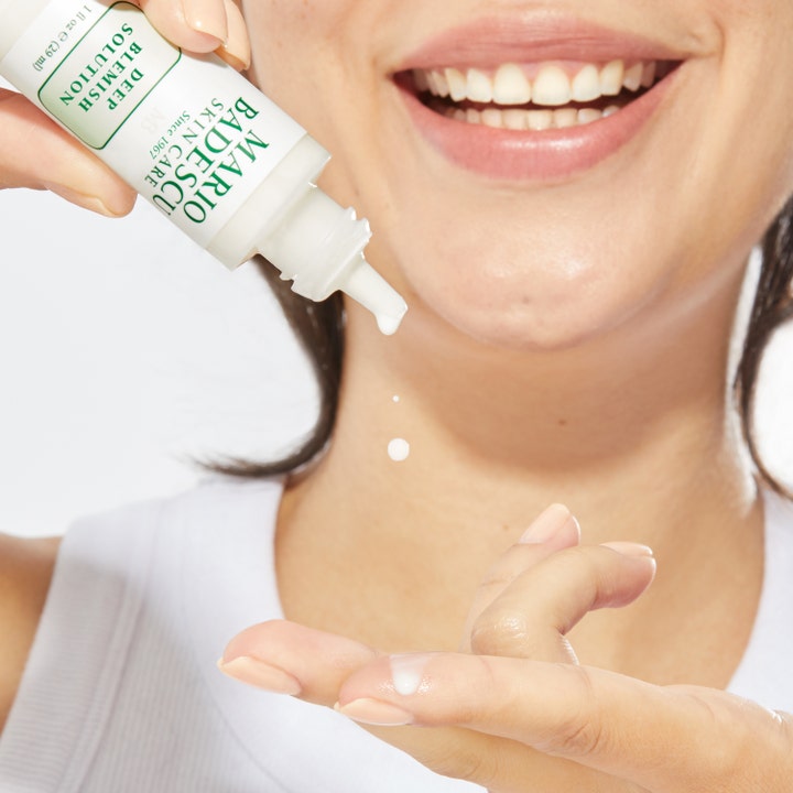 Mario Badescu Deep Blemish Solution 29 ml spotbehandling akne där vit kräm droppas från flaskan på ett finger