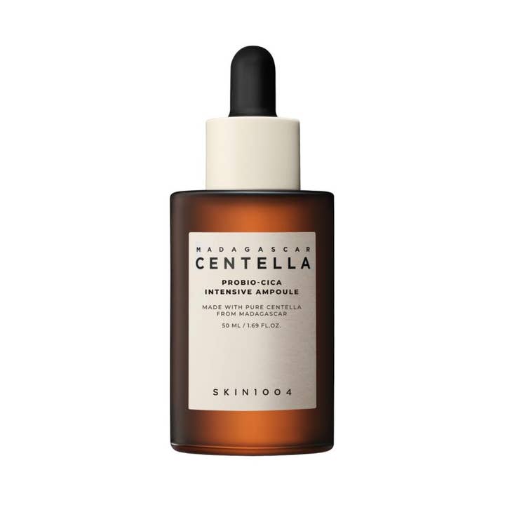 SKIN1004 Madagascar Centella Probio-Cica Intensive Ampoule 50 ml i mörk glasflaska med svart pipett.