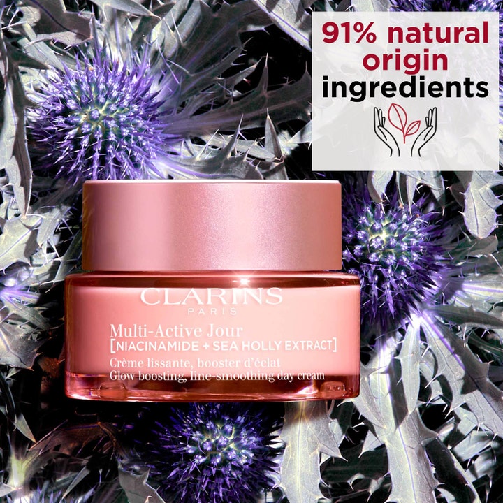 Clarins Multi-Active Jour 50 ml lystergivande dagkräm med niacinamide i rosa glasburk mot lila tistlar