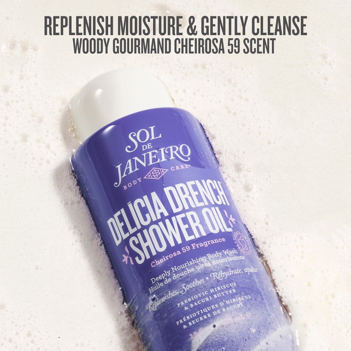 Sol de Janeiro Delicia Drench Shower Oil 385 ml närande duscholja i lila flaska omgiven av vitt lödder och gyllene olja
