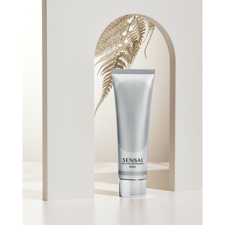 Sensai Cellular Performance Mask 100 ml anti-age återfuktande ansiktsmask i silvrig tub i en dekorativ miljö
