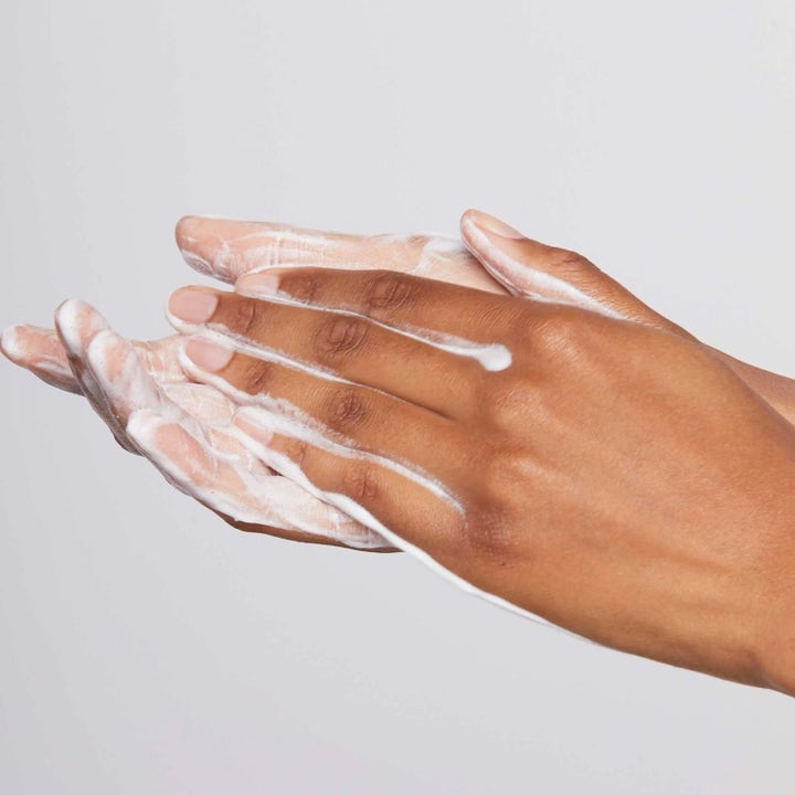 Dermalogica Discover Healthy Skin Kit Duo hudvård med vit löddrande rengöring som masseras mellan händerna.