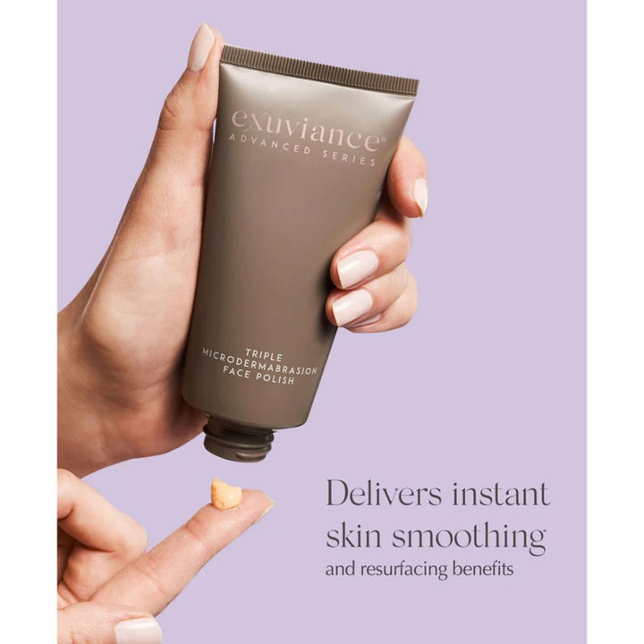 Exuviance Triple Microdermabrasion Face Polish 75 g exfolierande peeling som ger lyster i brun tub med kräm på fingret
