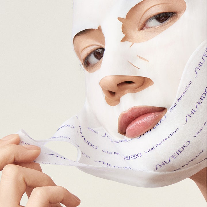 Shiseido Vital Perfection Liftdefine Radiance Face Mask 10 g ansiktsmask för fastare hy som lyfts runt käklinjen.