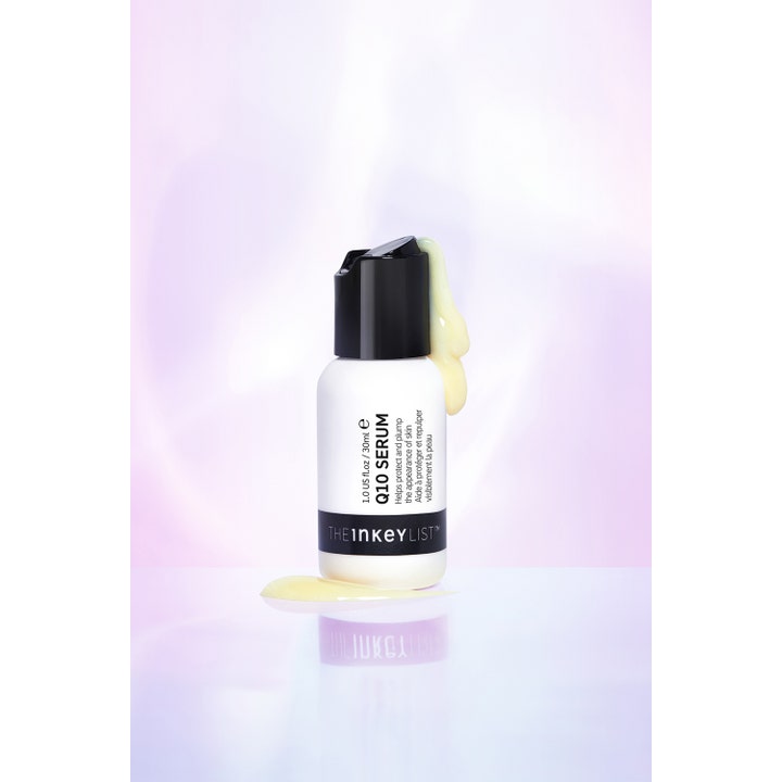 The INKEY List Q10 Serum 30 ml antioxidant serum anti-aging med krämig gul textur som rinner nerför flaska.