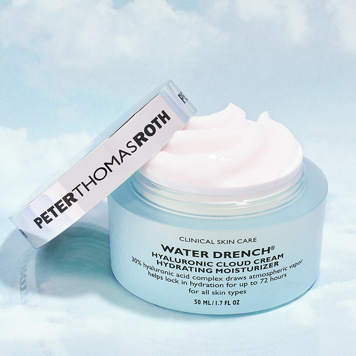 Peter Thomas Roth Water Drench Cloud Creme 50 ml hyaluronsyra fuktgivande kräm visar vit fluffig textur i en ljusblå burk.