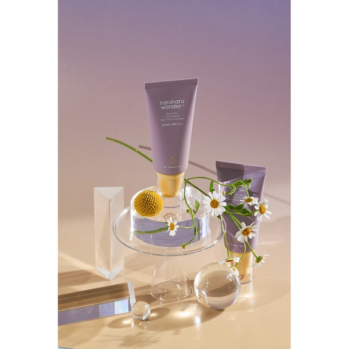 haruharu wonder Black Rice 50 ml mineral sunscreen i lila tub är en daglig solkräm SPF50 känslig hud med prästkragar.