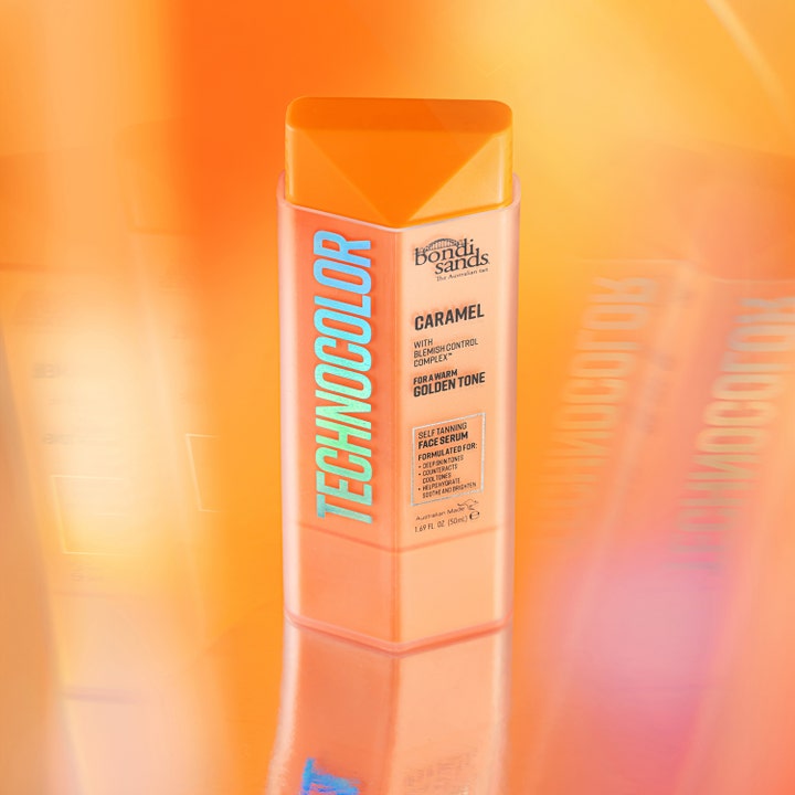 Bondi Sands Technocolor Self Tanning Face Serum Caramel 50 ml i orange plastförpackning ger en solbrun look.