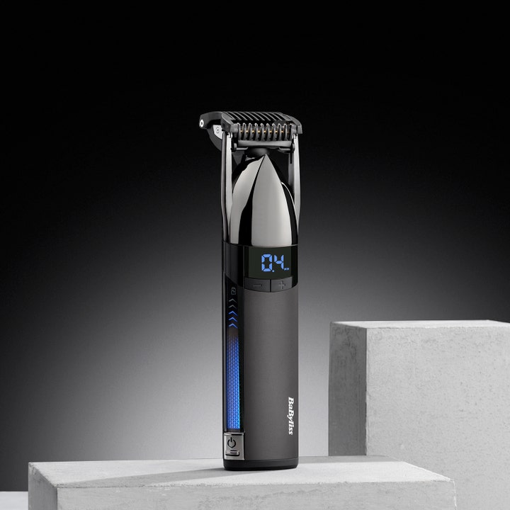BaByliss Super-X Metal Stubble Trimmer S991E 1 st babyliss skäggtrimmer i mörk metall med blå display på grå stenblock