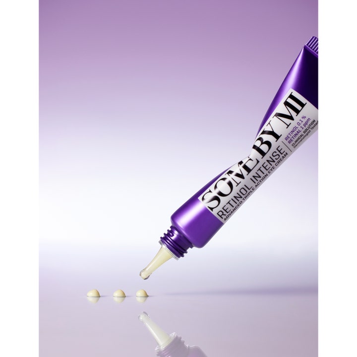 Some By Mi Retinol Intense Eye Cream 30 ml trippelverkande ögonkräm i lila tub med droppar av ljusgul kräm