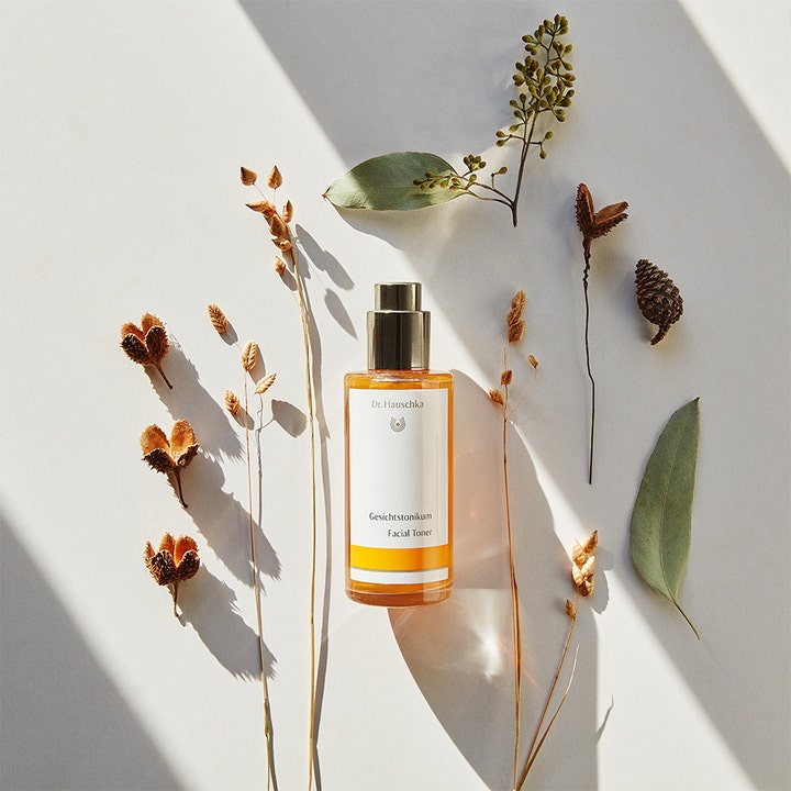 Dr. Hauschka Facial Toner 100 ml återfuktande ansiktsvatten som ger frisk lyster omgiven av torkade växter och blad