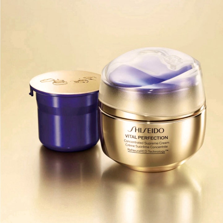 Shiseido Vital Perfection Concentrated Supreme Cream Refill 50 ml lyftande ansiktskräm i guldlyster burk och lila refill.