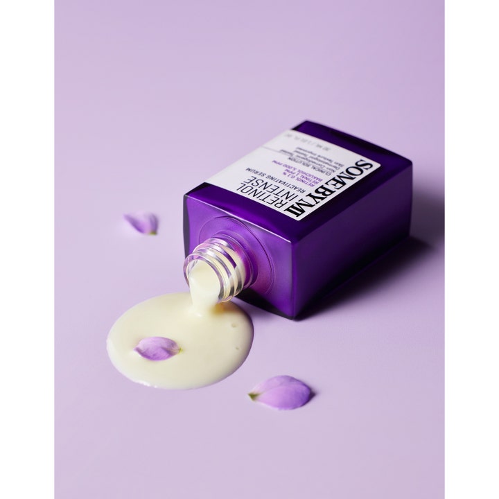 Some By Mi Retinol Intense Reactivating Serum 30 ml bakuchiol serum med krämig textur som spills ur en lila flaska